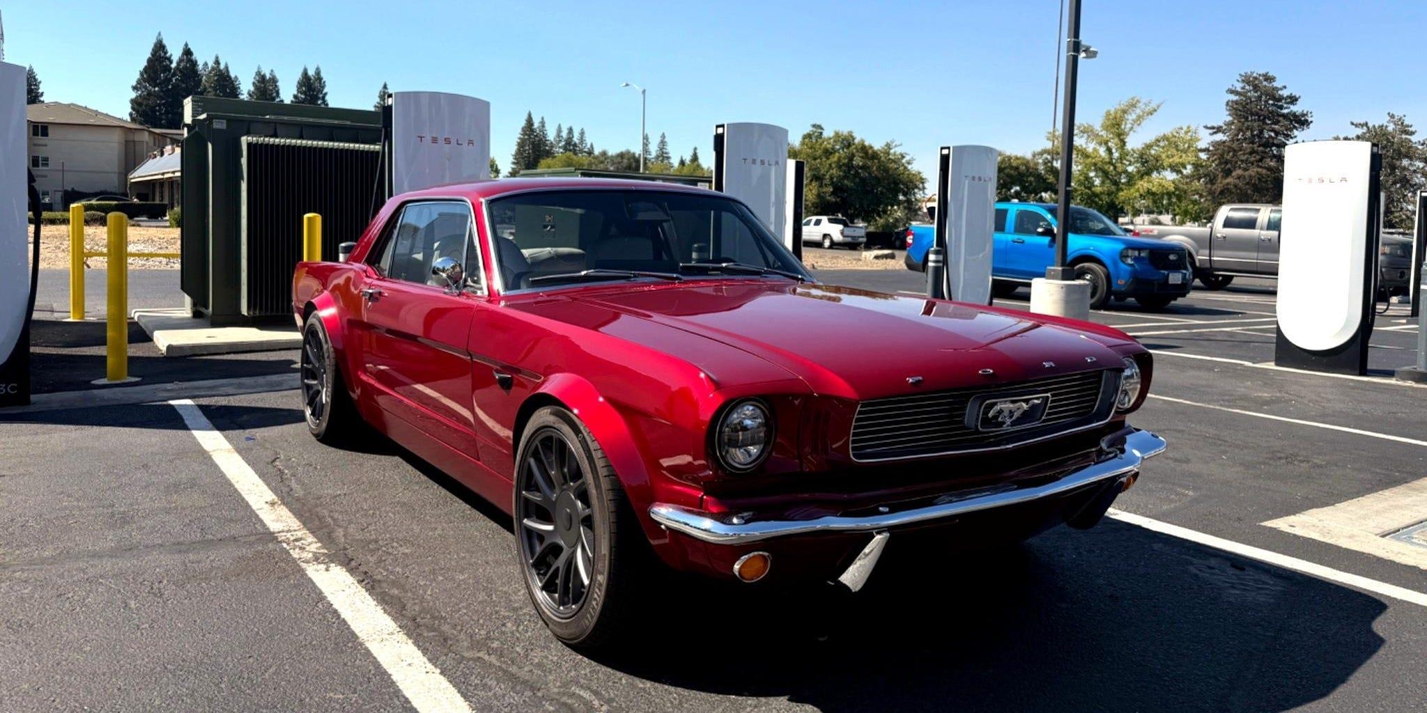 1966 Ford Mustang, Tesla’ya dönüştürüldü: FSD özelliği de aktif!